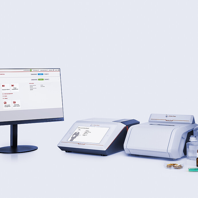 Cora 5001 拉曼光谱仪和 Lyza 3000 FTIR 光谱仪连接到显示出 Spectroscopy Suite 光谱分析软件的显示器,附近有各种制药样品和容器。
