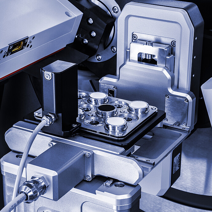 XY-12 样品台安装在 XRDynamic 500 X 射线衍射系统上,且已装载样品架。