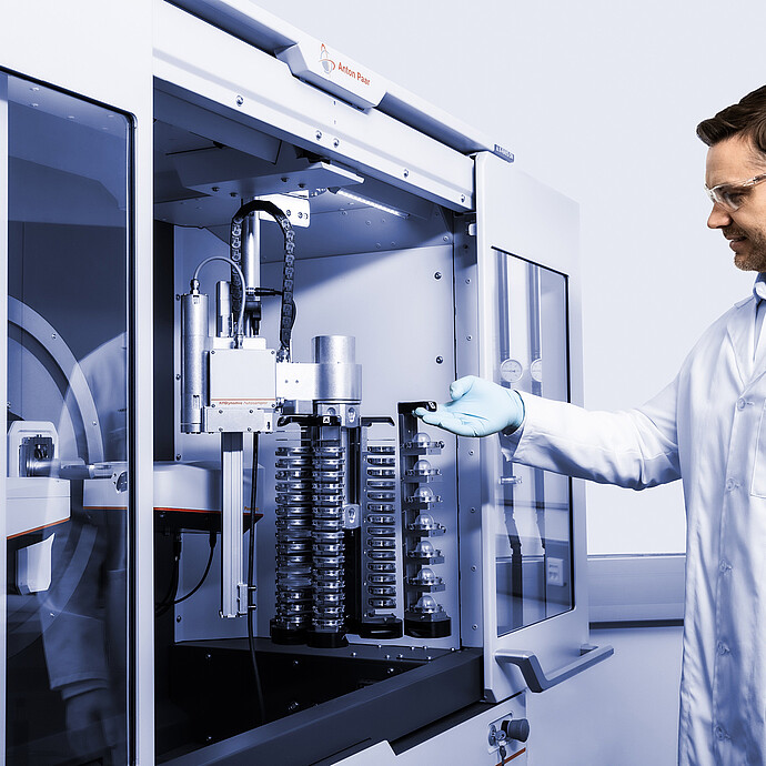 实验室技术人员将样品装入 XRDynamic Autosampler,该装置的垂直进样盘集成于封闭的 XRDynamic 500 腔室内。