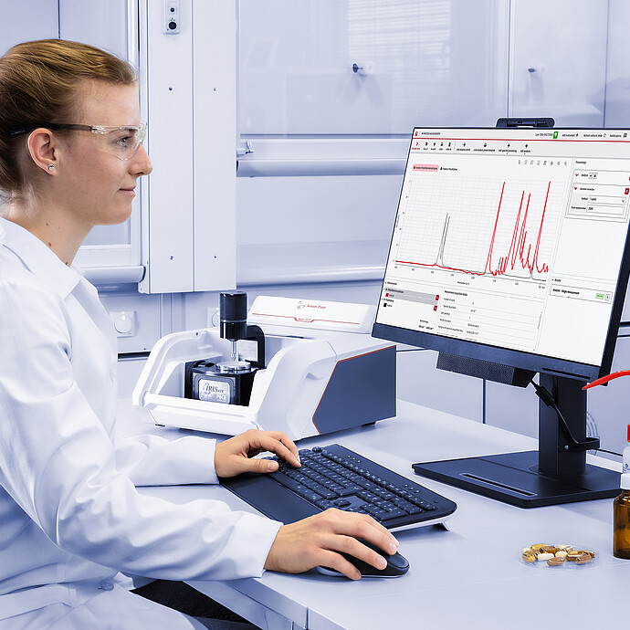 实验人员使用 Lyza 3000 FTIR 光谱仪分析样品,连接的外部显示器显示出 Spectroscopy Suite 光谱分析软件
