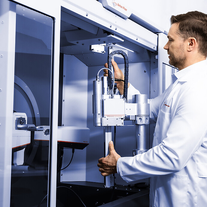 技术人员在设置或维护时在 XRDynamic 500 X 射线衍射系统内安装 XRDynamic Autosampler。