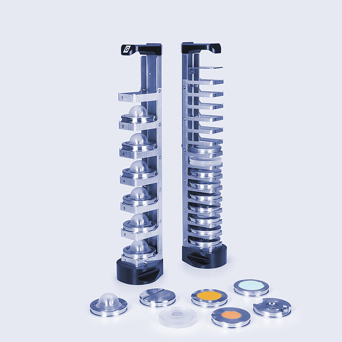 与 XRDynamic Autosampler 配合使用的两个进样盘和各种样品架,排列在浅色背景上。