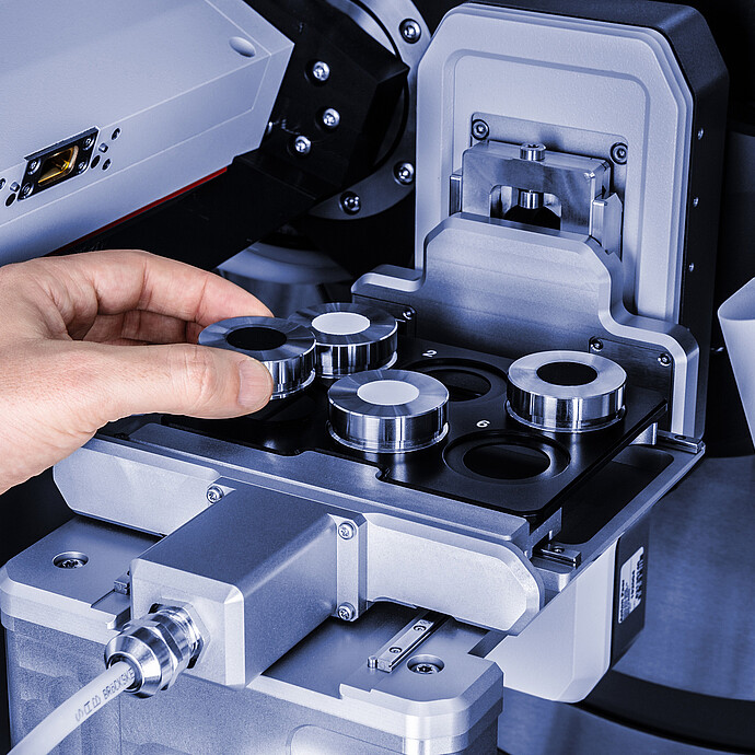 XRDynamic Autosampler 带有垂直进样盘,放置用于自动 X 射线衍射的样品。