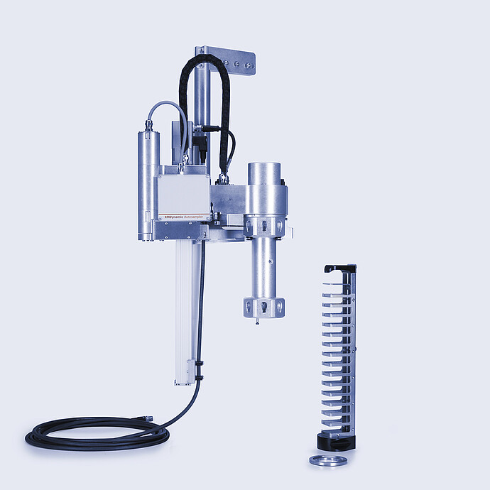 XRDynamic Autosampler 机械臂,装有单个垂直进样盘,和单独放置的圆盘形样品架。