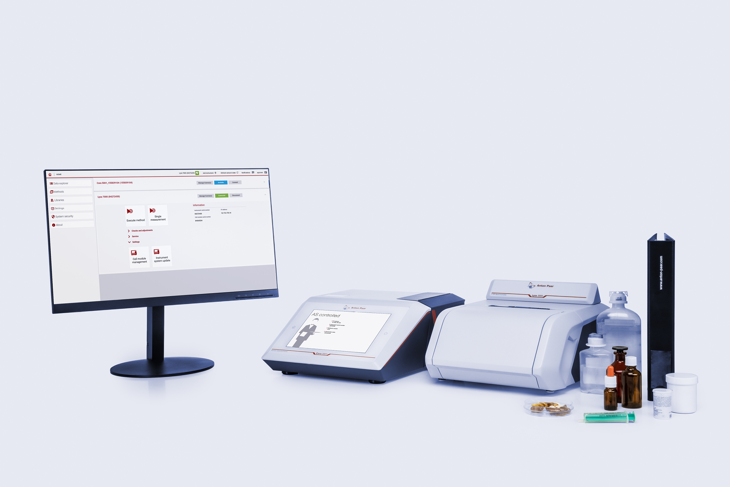 Cora 5001 拉曼光谱仪和 Lyza 3000 FTIR 光谱仪连接到显示出 Spectroscopy Suite 光谱分析软件的显示器,附近有各种制药样品和容器。