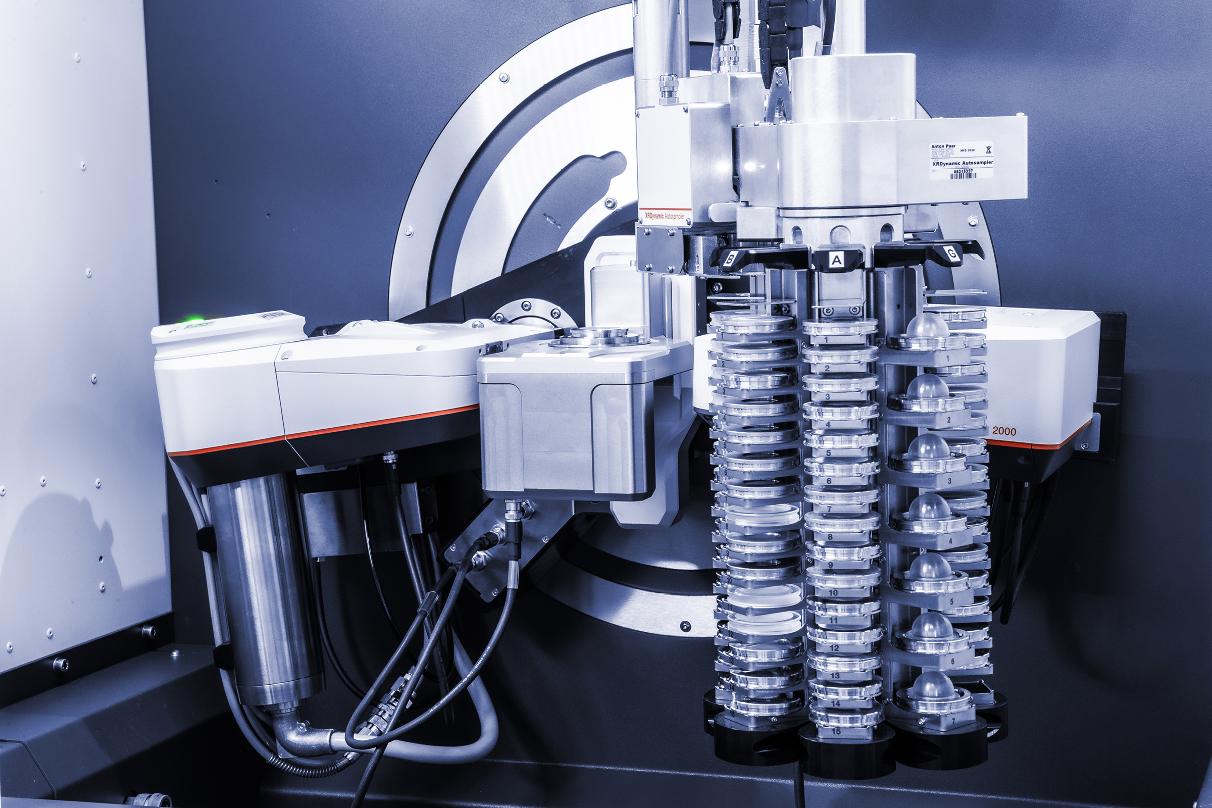 XRDynamic Autosampler 带有垂直进样盘,放置用于自动 X 射线衍射的样品。