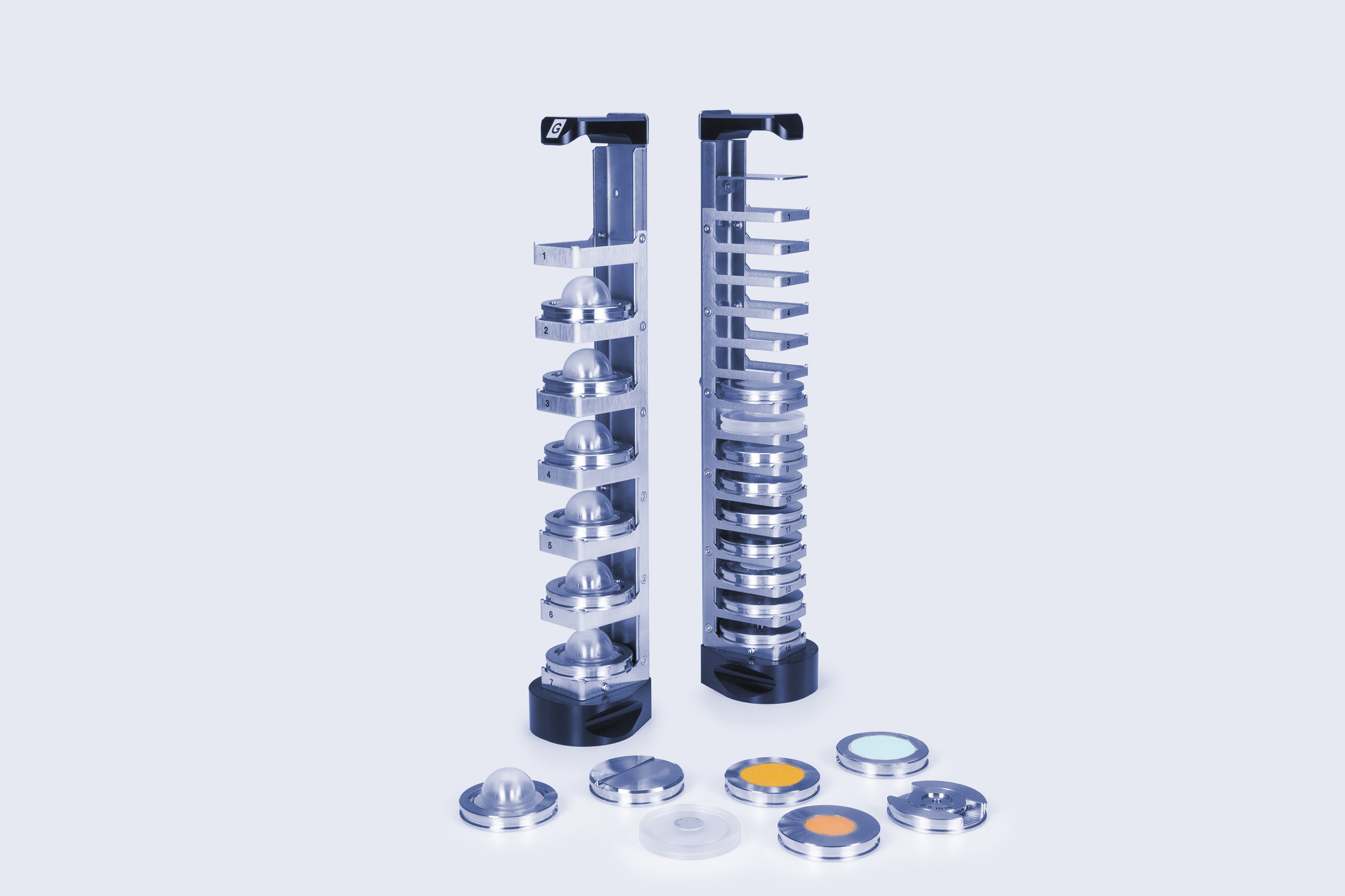 与 XRDynamic Autosampler 配合使用的两个进样盘和各种样品架,排列在浅色背景上。