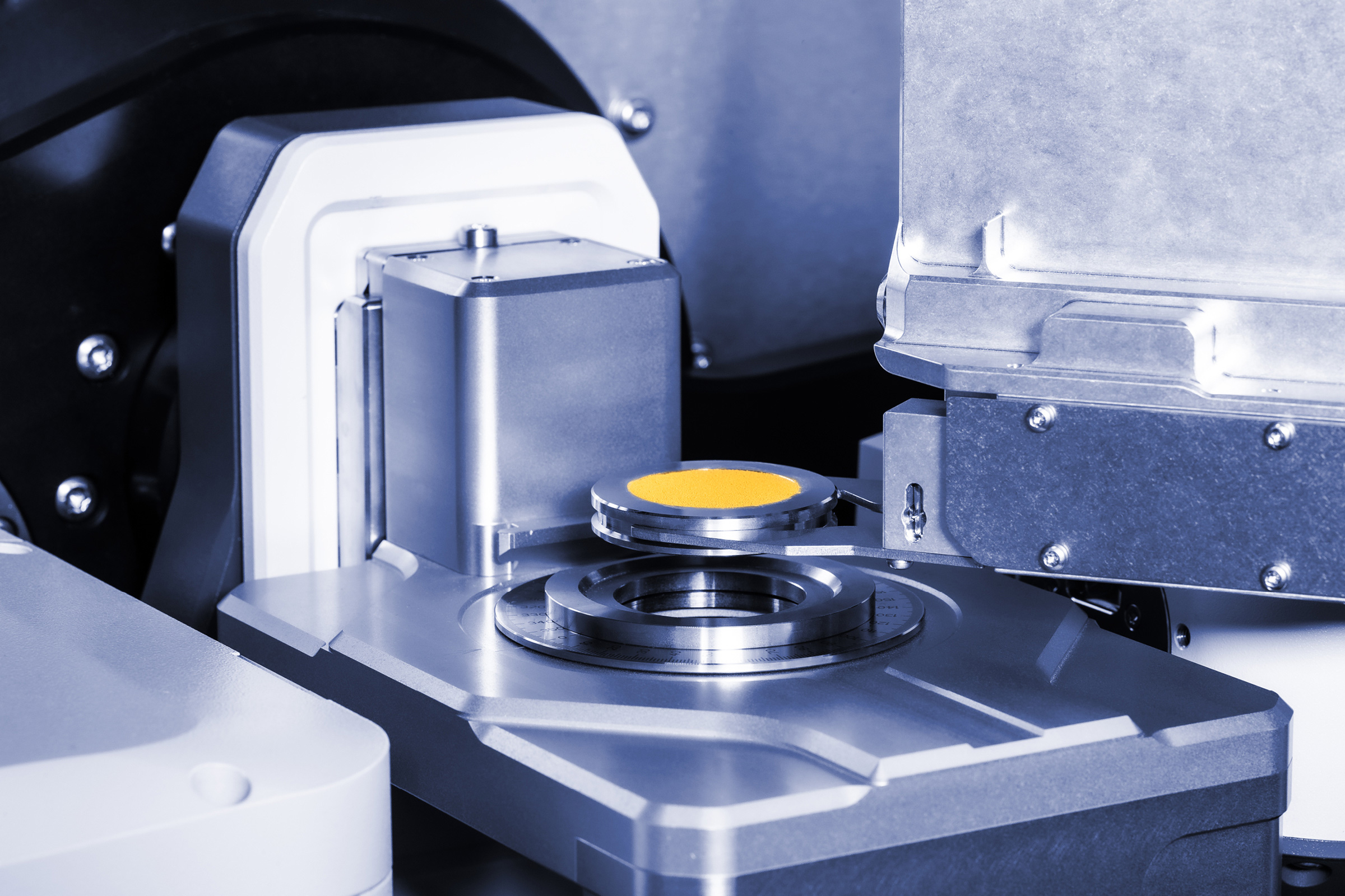 装有黄色粉末的样品架位于 XRDynamic Autosampler 的测量台上方。