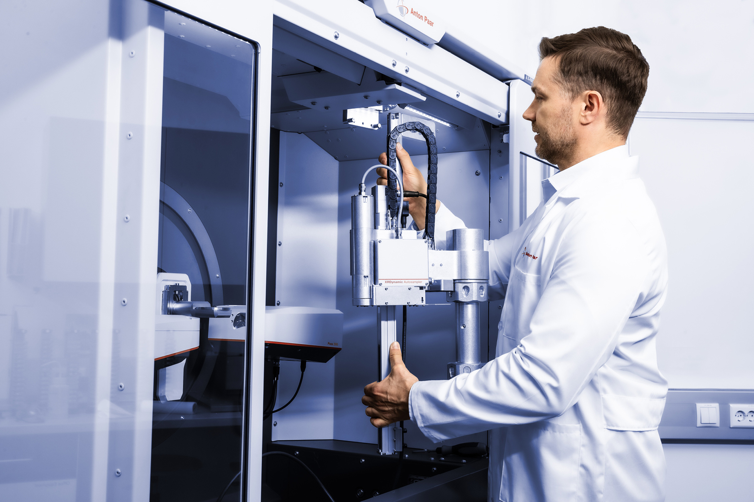 技术人员在设置或维护时在 XRDynamic 500 X 射线衍射系统内安装 XRDynamic Autosampler。