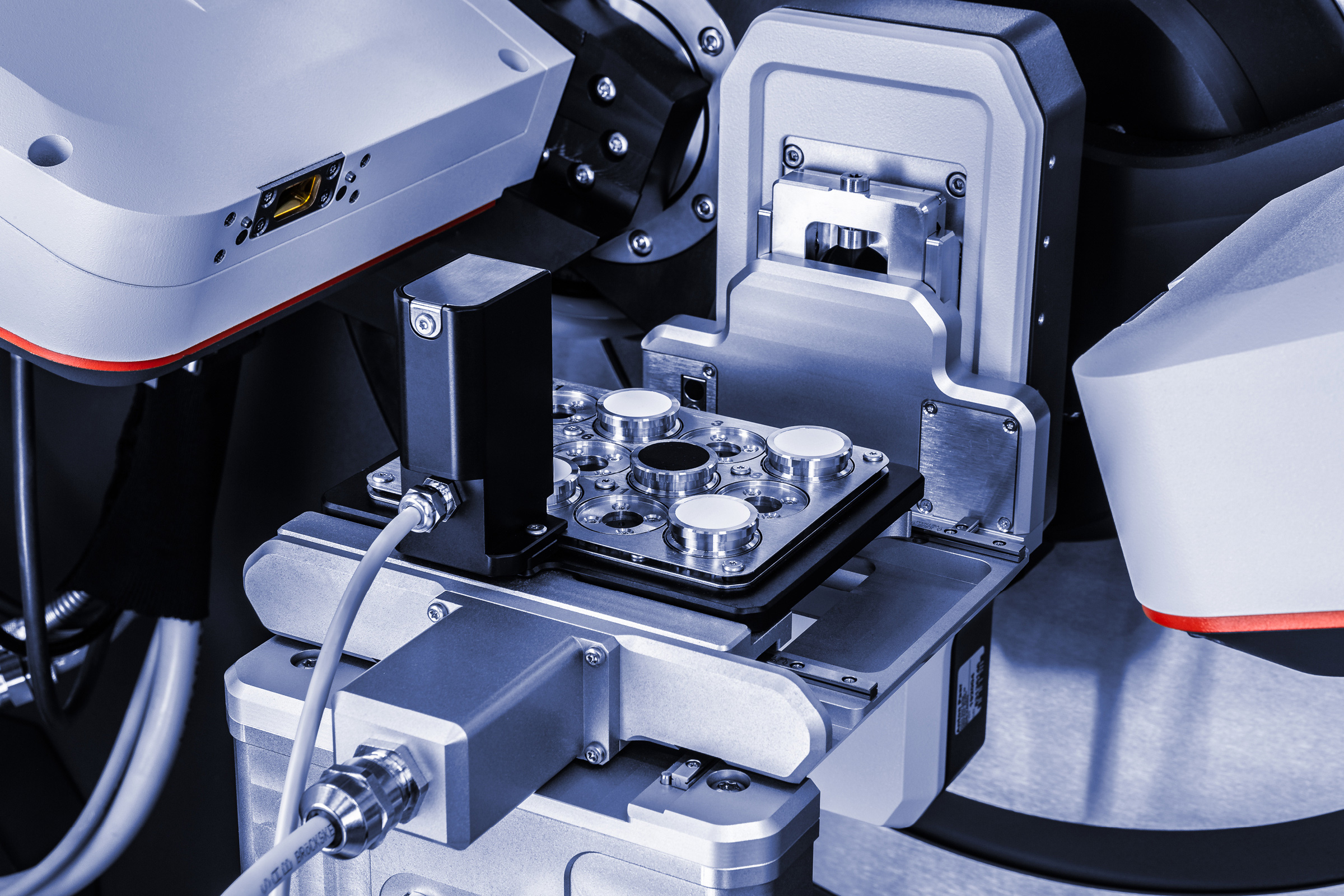 XY-12 样品台安装在 XRDynamic 500 X 射线衍射系统上,且已装载样品架。