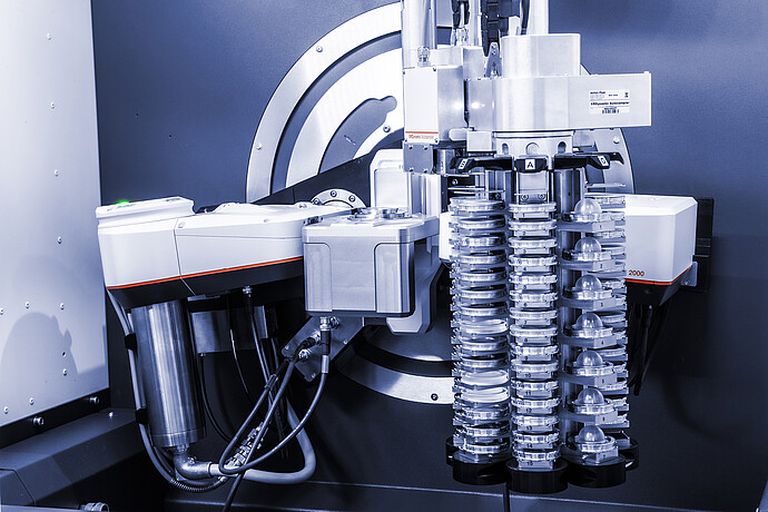 XRDynamic Autosampler 带有垂直进样盘，放置用于自动 X 射线衍射的样品。